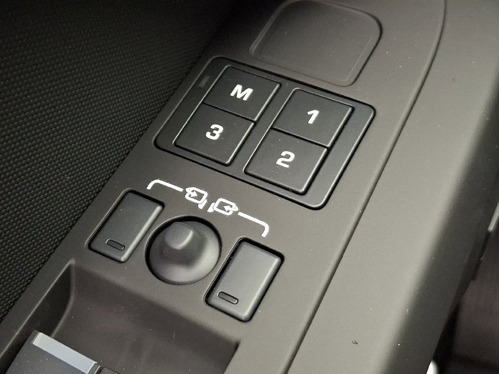 New 2026 Fuji White Land Rover X-Dynamic SE image 19
