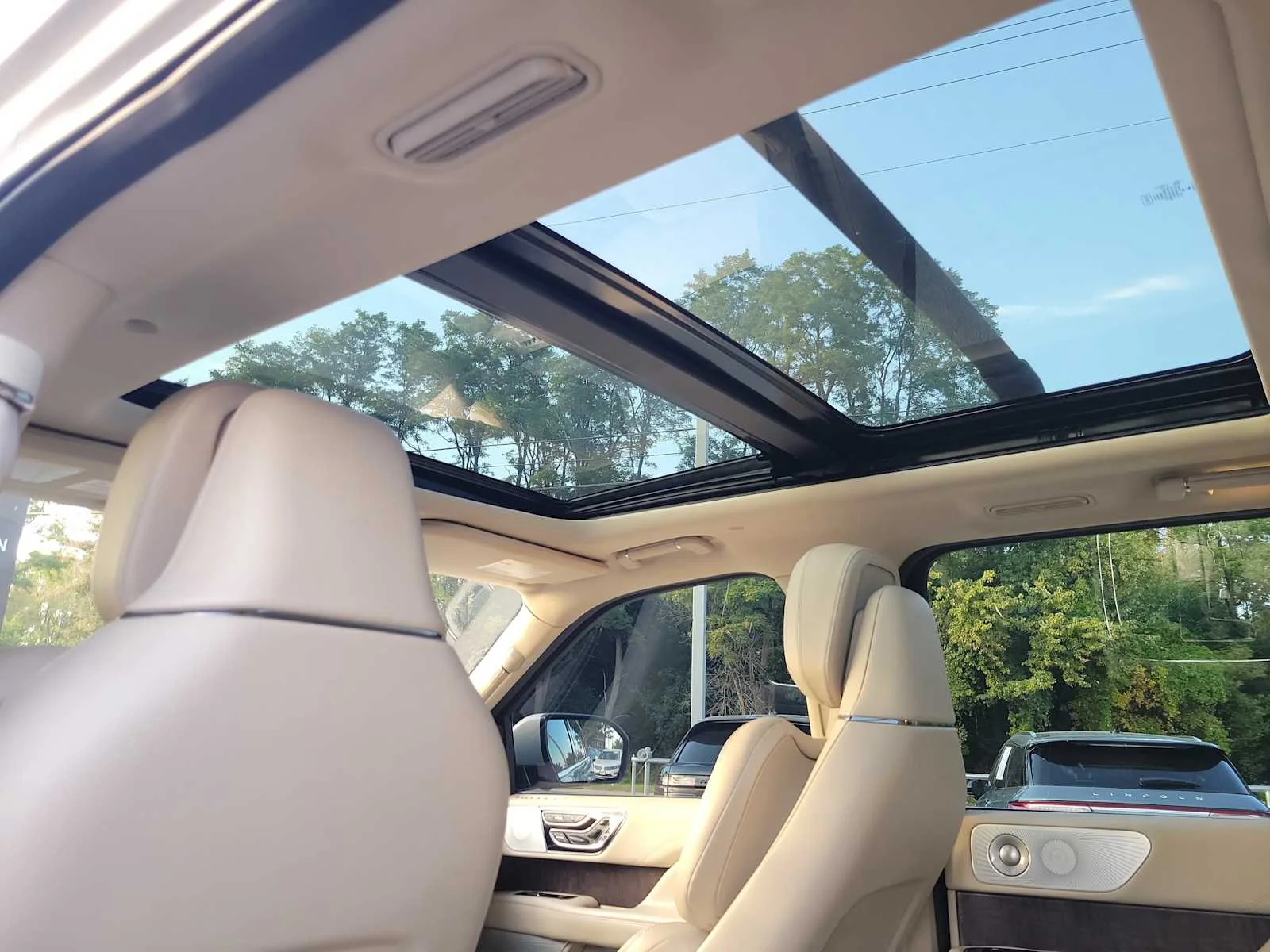 Used 2020 White Lincoln Reserve image 12