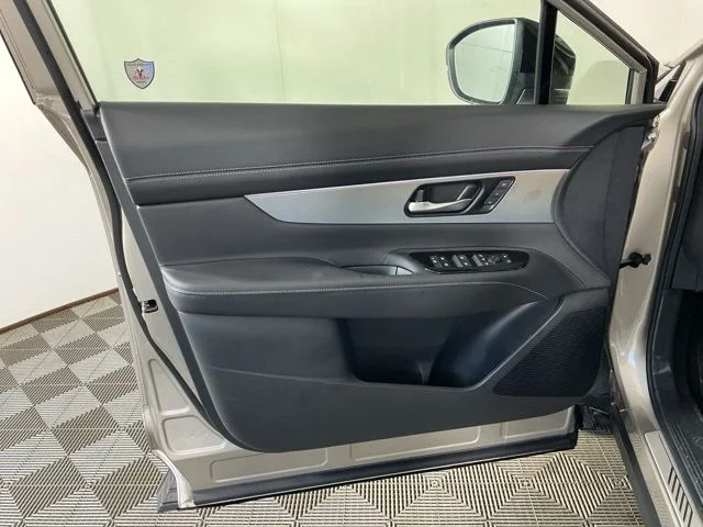 New 2027 Gray Nissan Platinum image 9