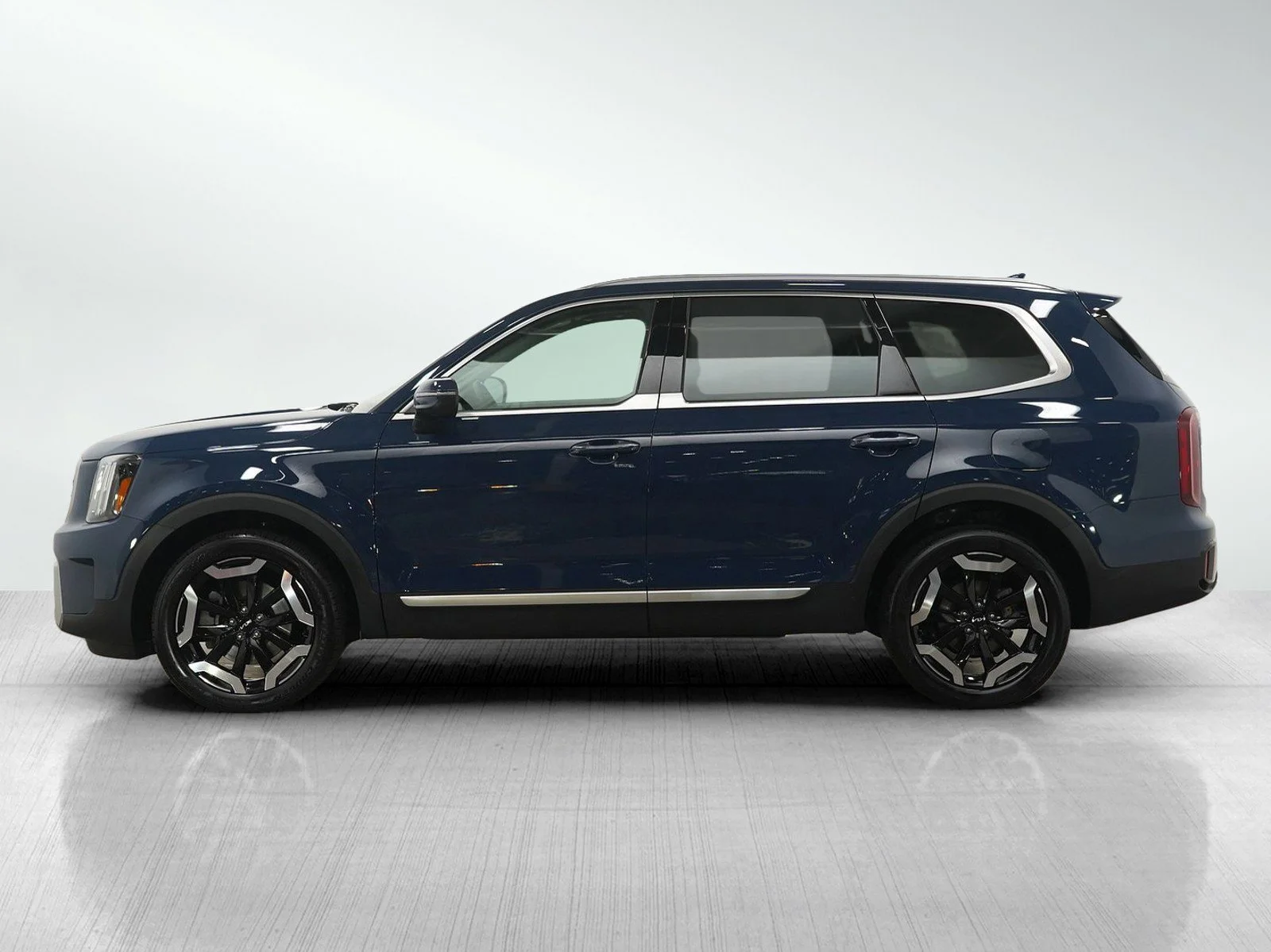 Used 2023 Kia Telluride S with VIN 5XYP64GC6PG389123 for sale in Burnsville, Minnesota