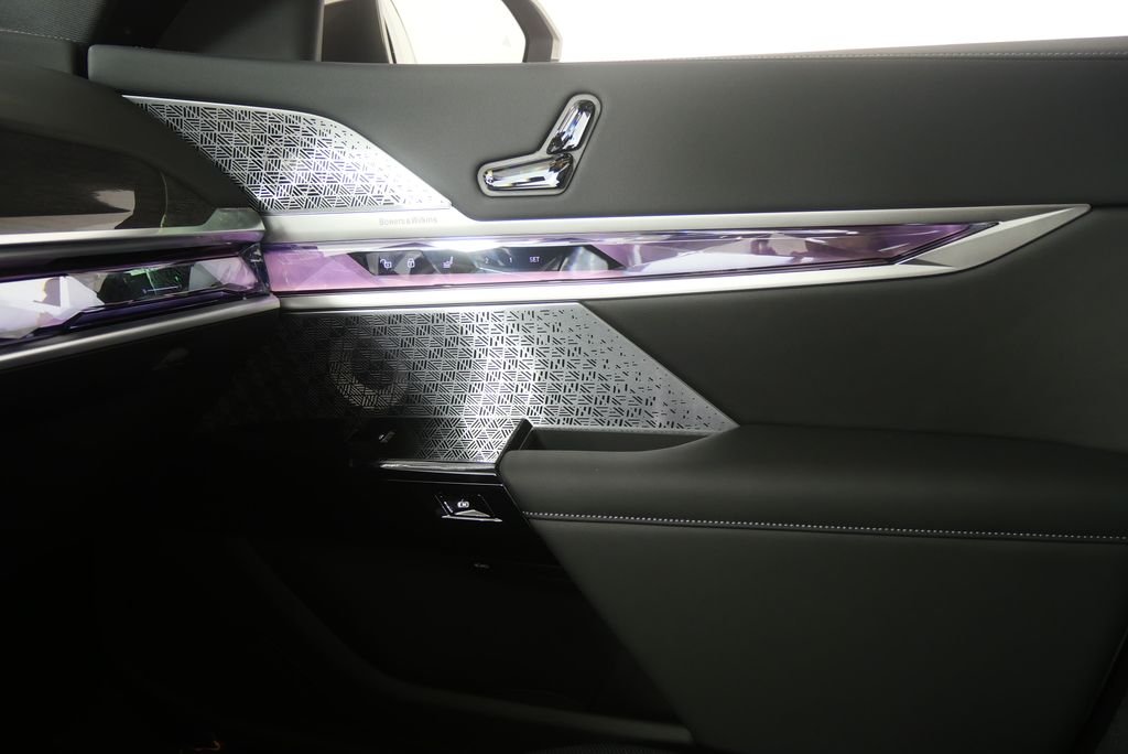 New 2026 Oxide Grey Metallic BMW xDrive60 image 24