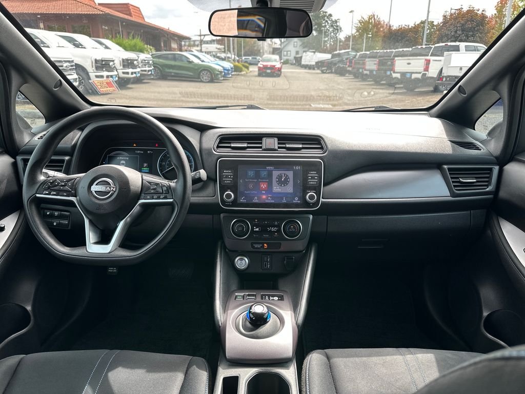 Used 2023 Silver Nissan S image 17