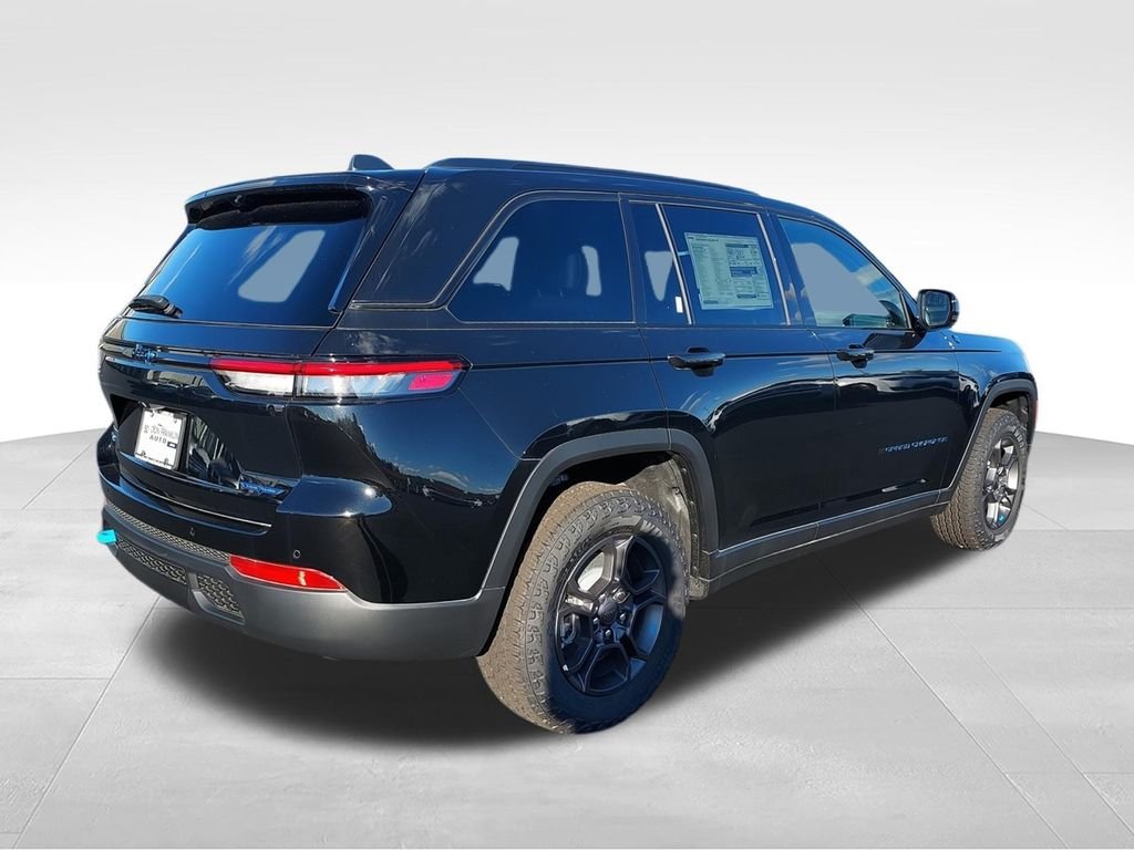 New 2024 Diamond Black Crystal Pearl-Coat Exterior Paint Jeep Trailhawk 4xe image 9