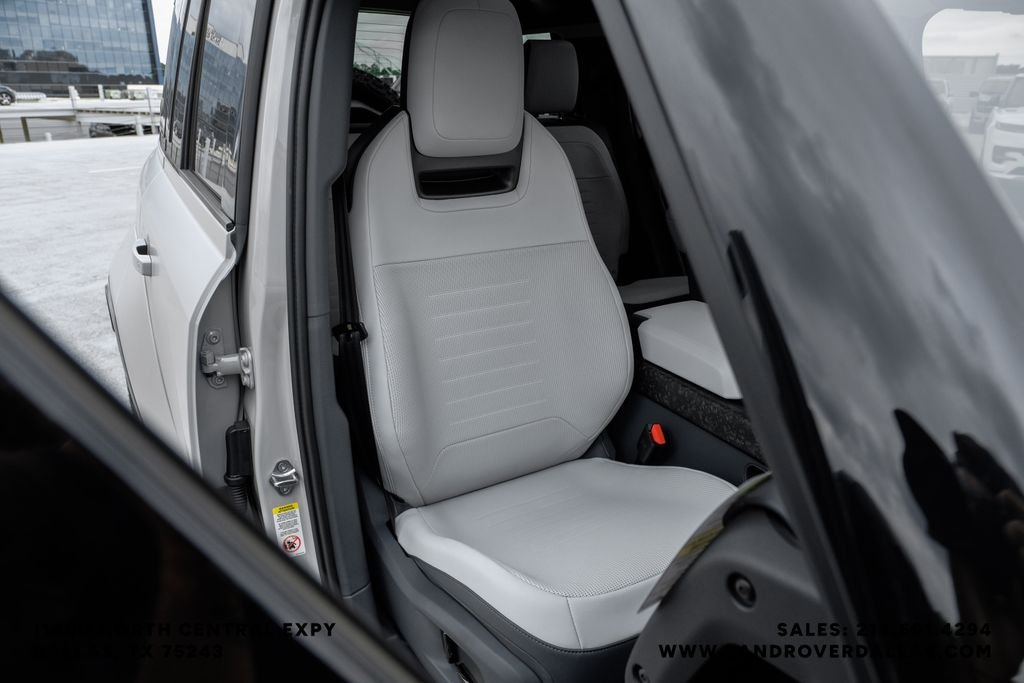 New 2026 Borasco Grey Metallic Land Rover OCTA image 38