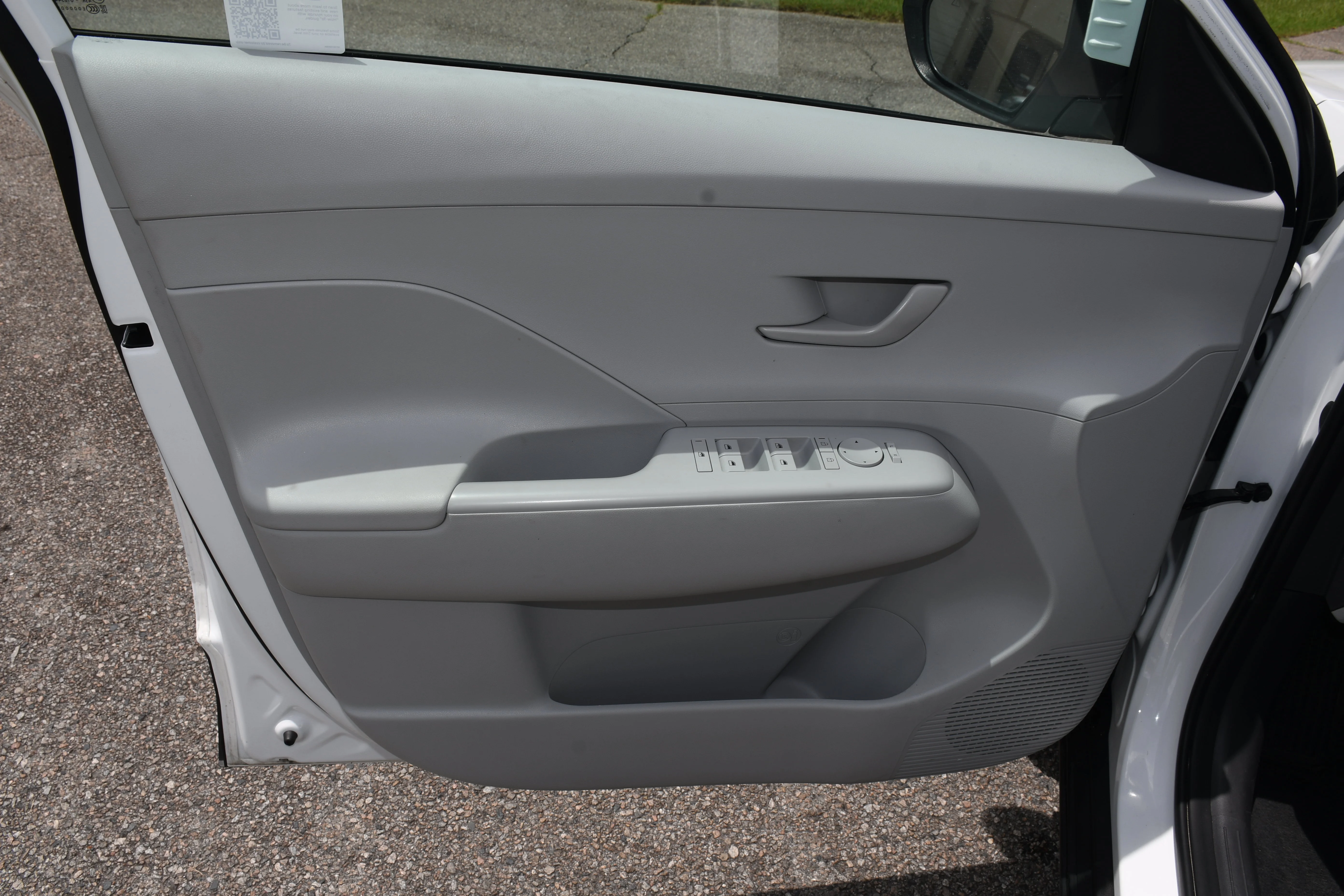 Used 2025 White Hyundai SEL image 8