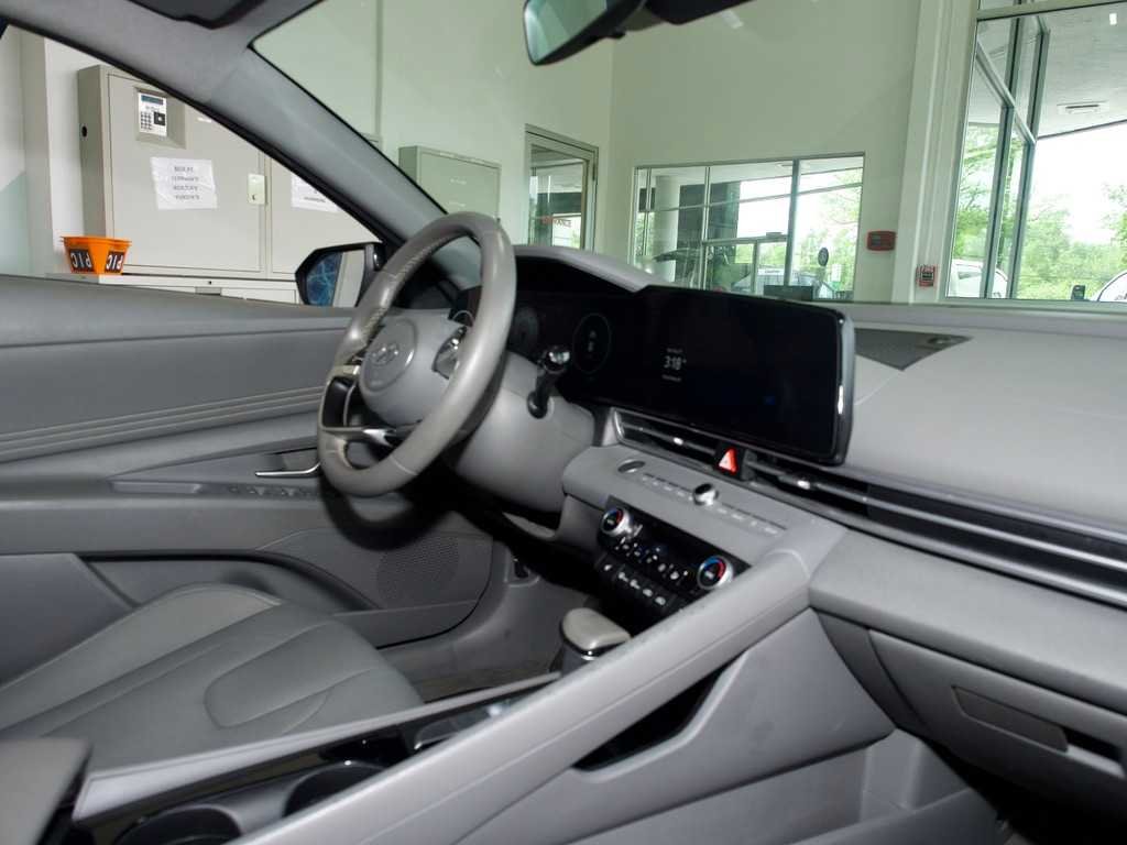 Used 2023 Black Hyundai SEL image 35