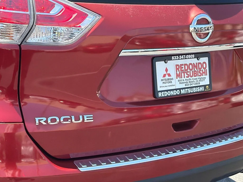 Used 2016 Cayenne Red Nissan SV image 8