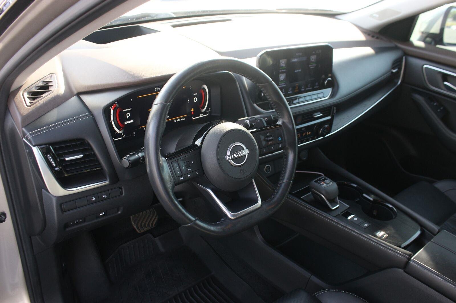 Used 2022 Gold Nissan Platinum image 17