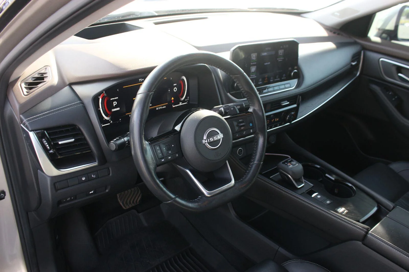 Used 2022 Gold Nissan Platinum image 17
