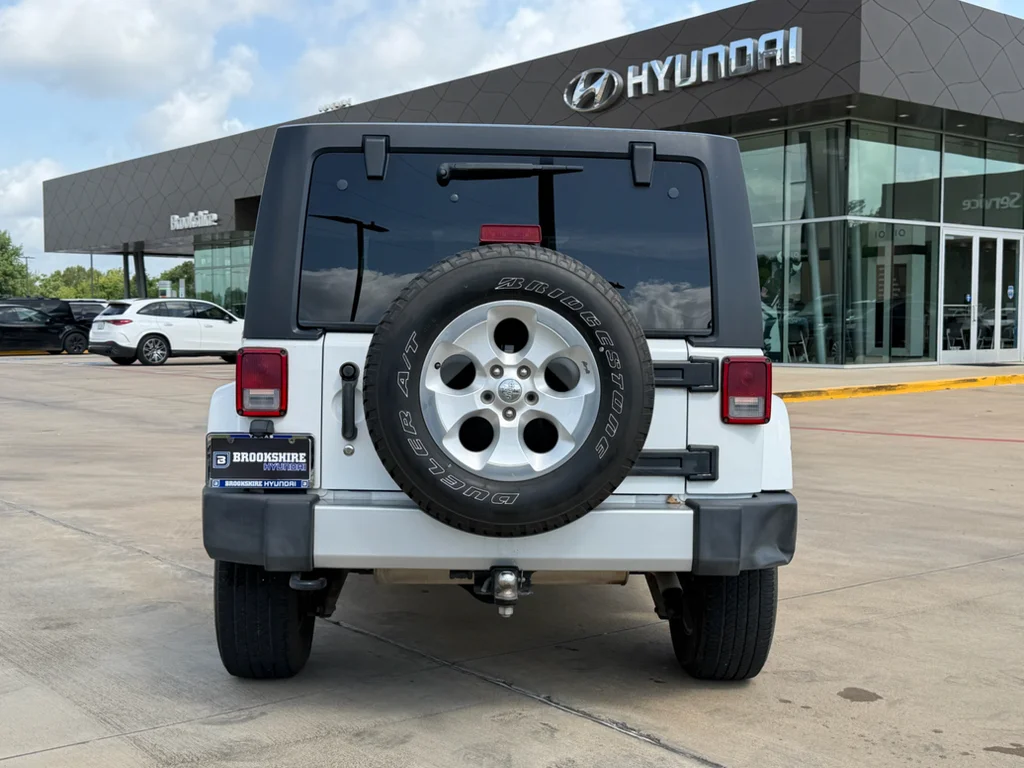 Used 2014 Bright White Clearcoat Jeep Sahara image 5
