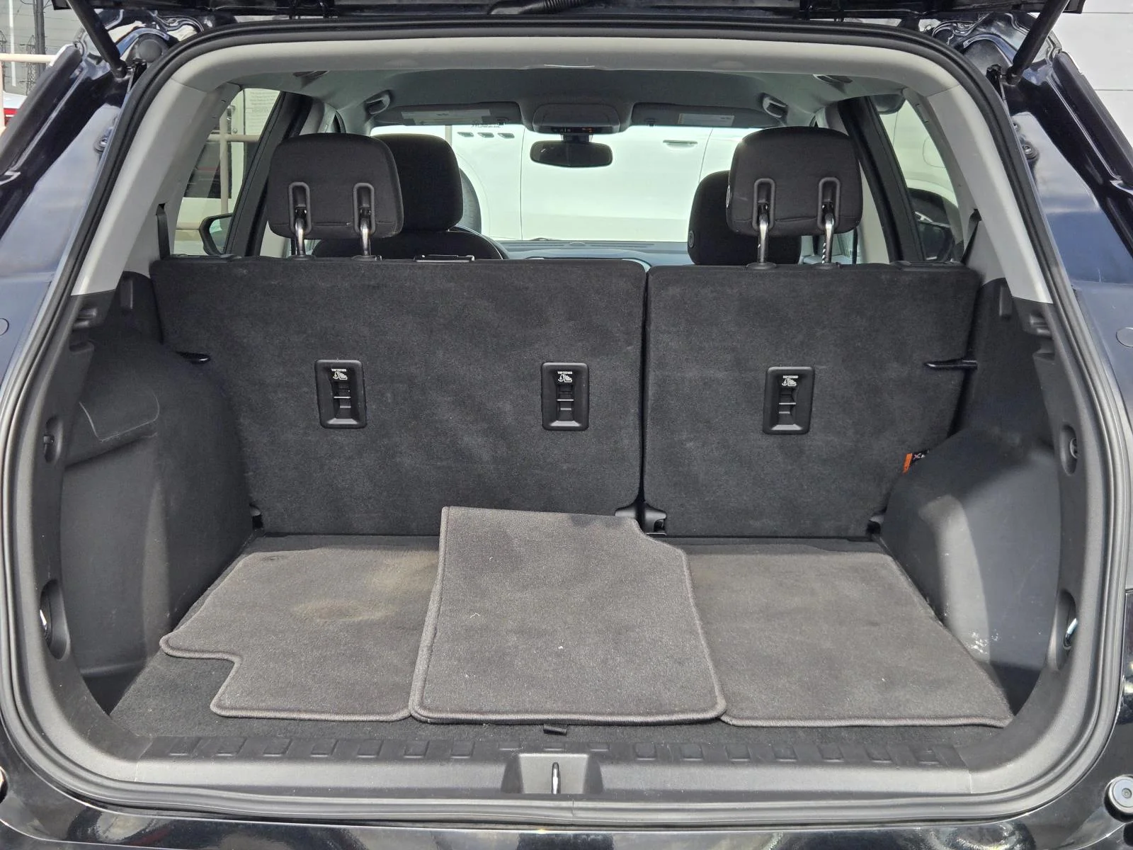 Used 2019 Ebony Twilight Metallic GMC FWD 4dr SLE image 29