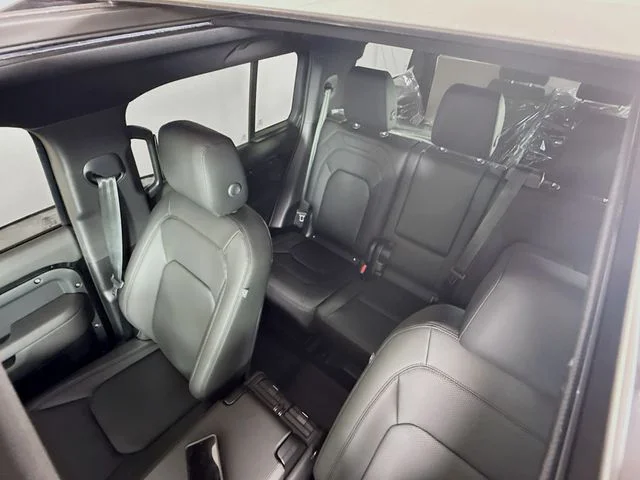 New 2026 Santorini Black Metallic Land Rover S image 14