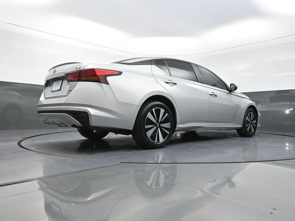 Used 2022 Silver Nissan 2.5 SV image 27