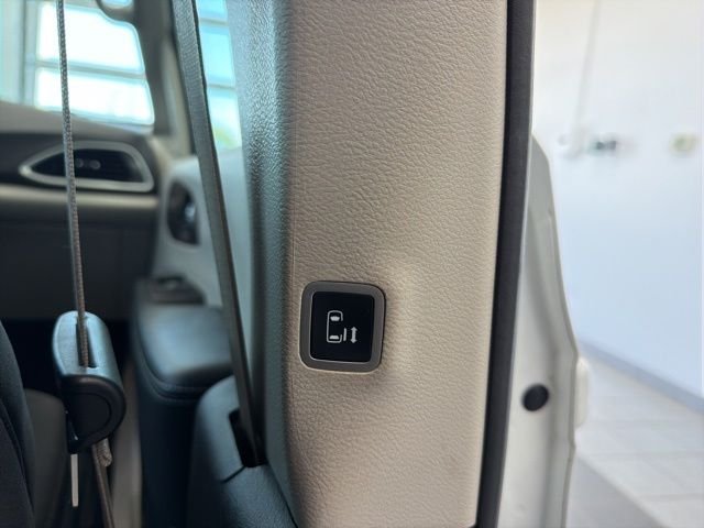 Used 2023 White Chrysler LX image 12