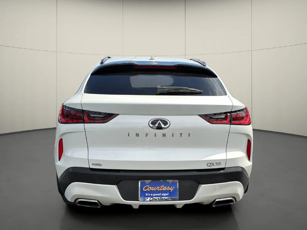 Used 2023 White INFINITI LUXE image 6