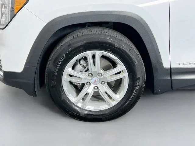 Used 2023 White GMC SLE image 26