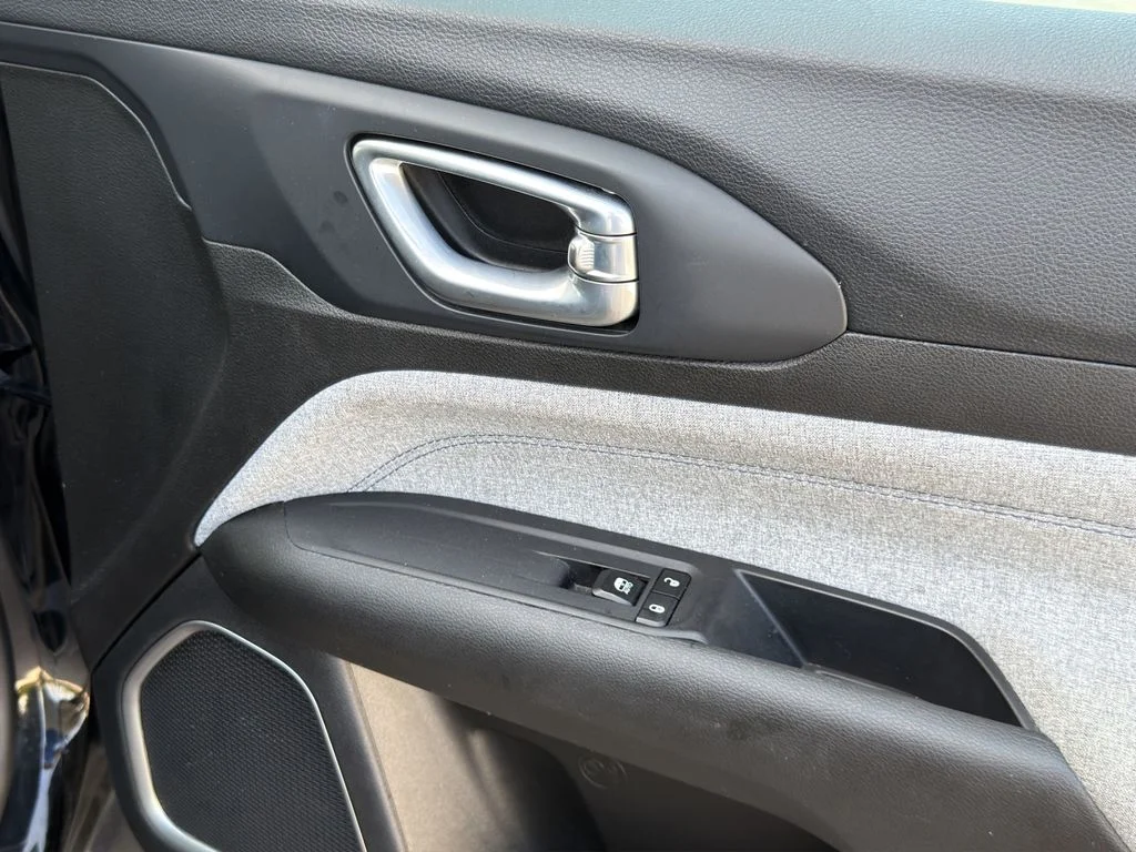 Used 2024 Black Jeep Latitude image 18