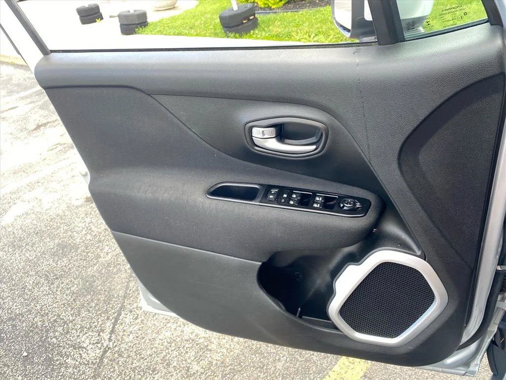 Used 2020 Glacier Metallic Clearcoat Jeep Latitude image 20