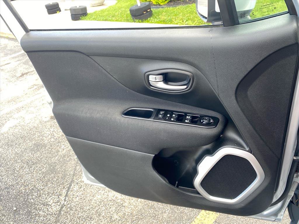 Used 2020 Glacier Metallic Clearcoat Jeep Latitude image 20