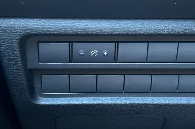 Used 2024  Mitsubishi SE image 33