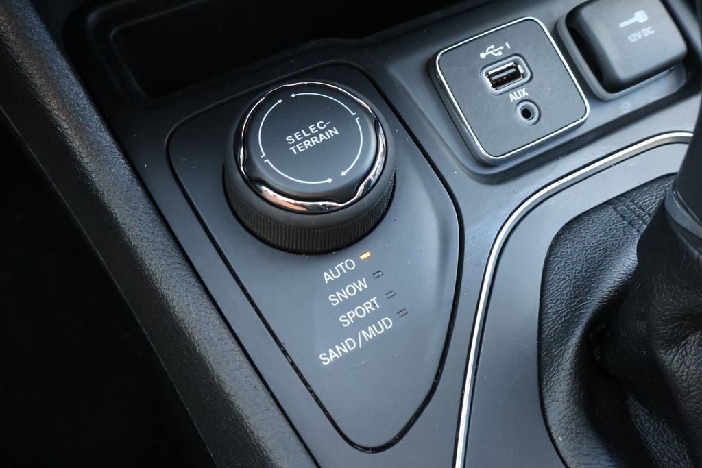 2021 Jeep Cherokee Latitude Lux - Photo 26