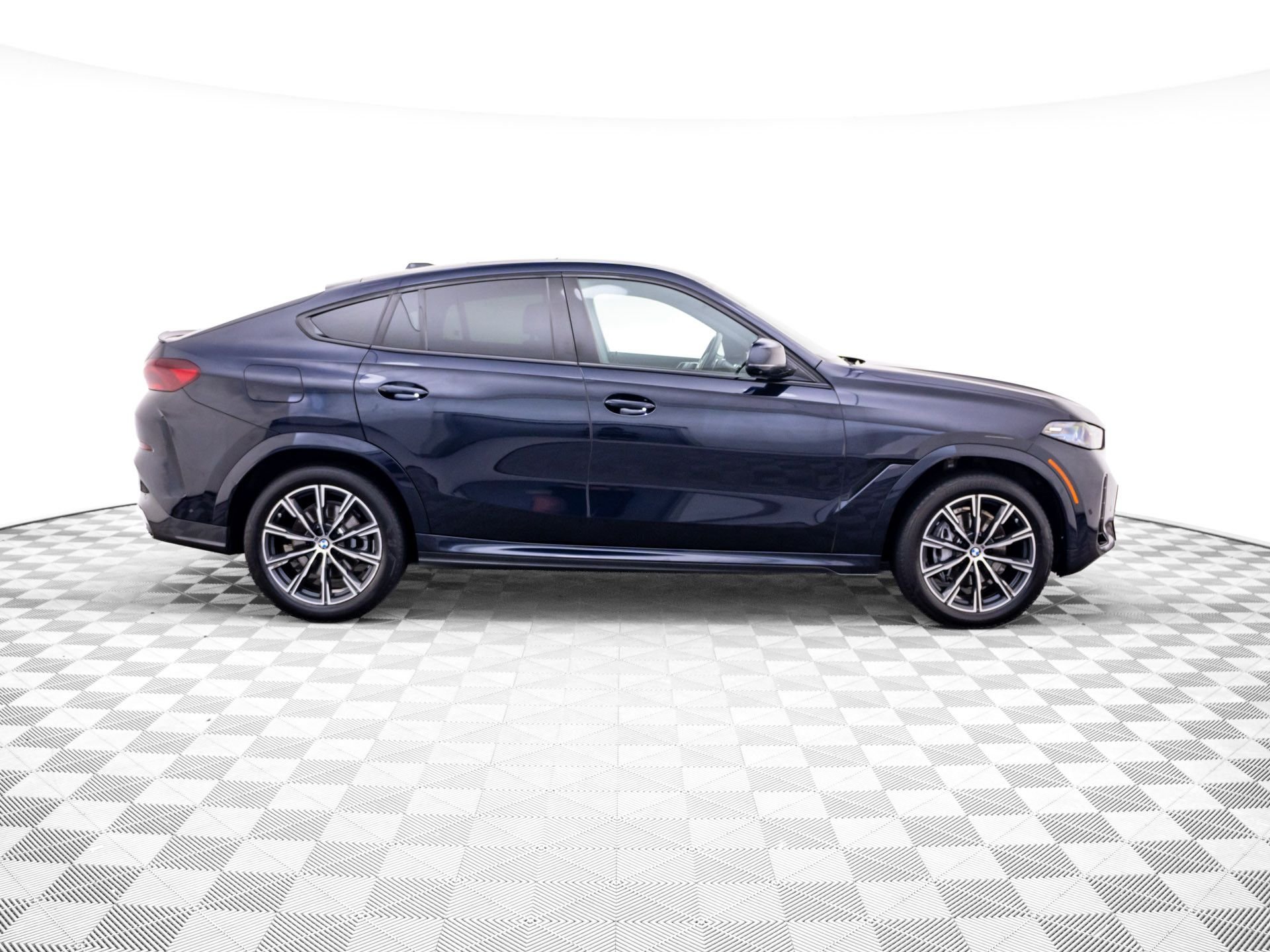 Used 2025 Black BMW xDrive40i image 6