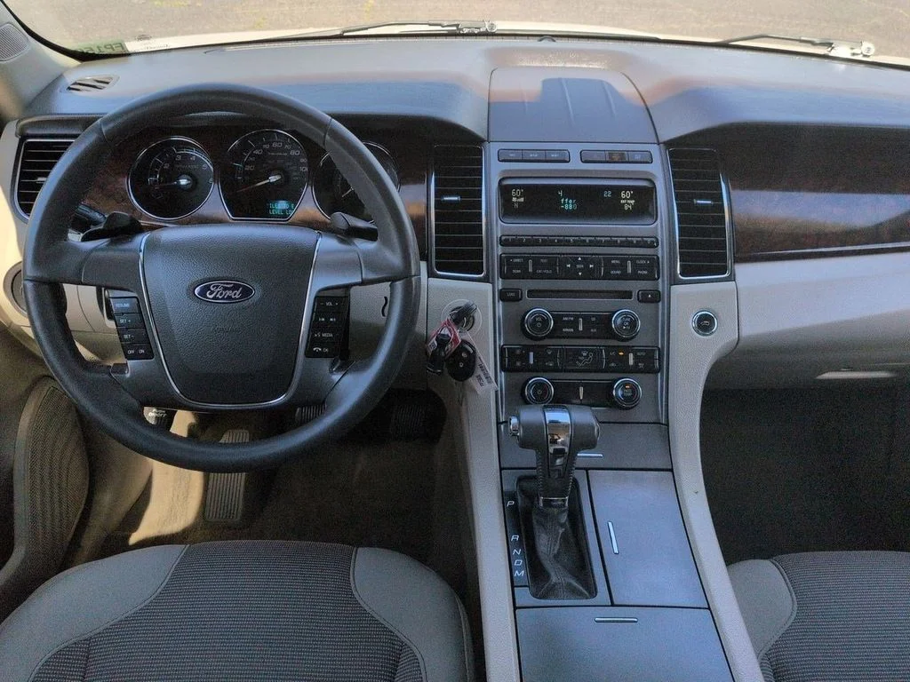 Used 2011 White Platinum Clearcoat Metallic Ford SEL image 23