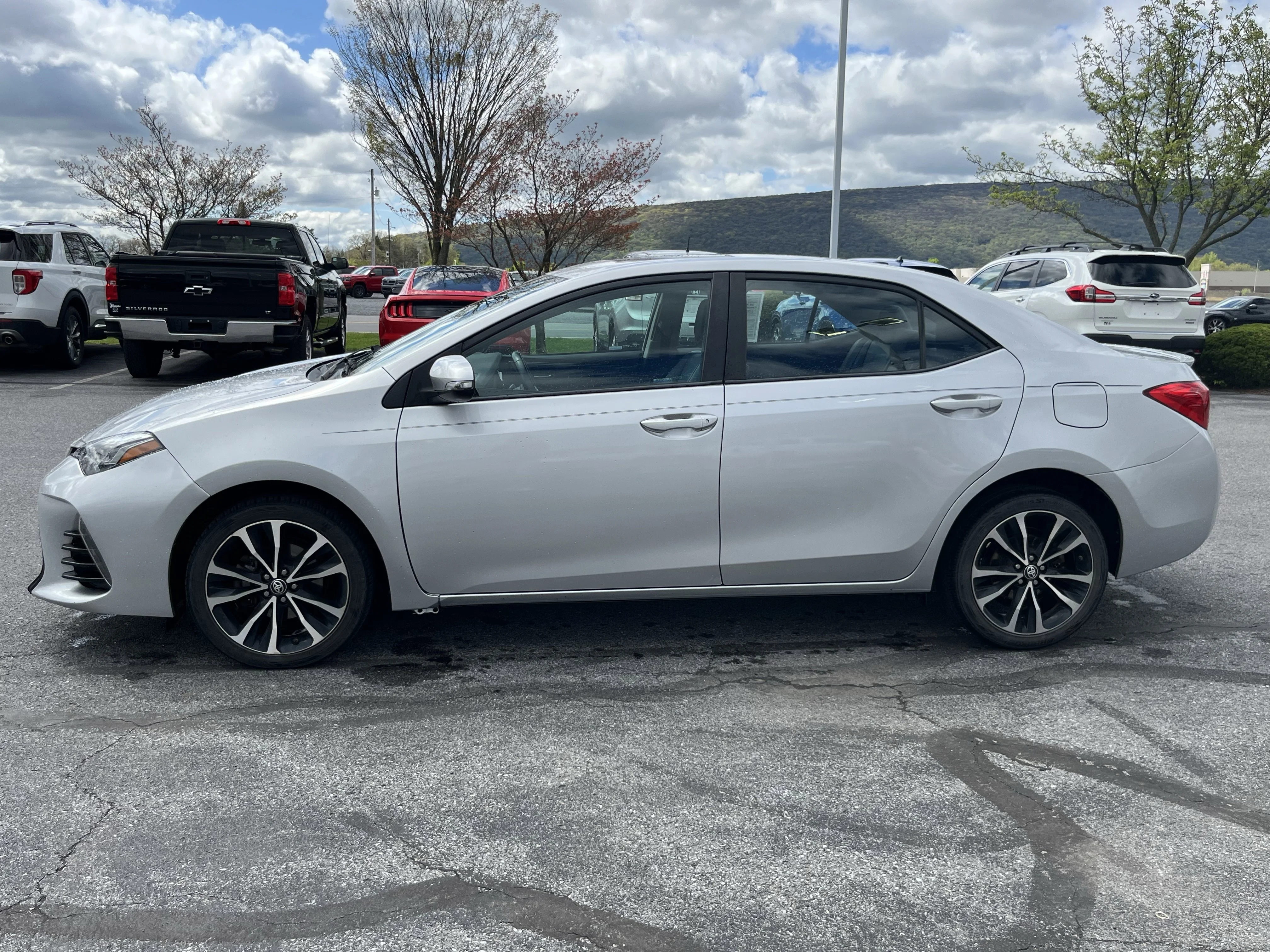 Used 2018 Classic Silver Metallic Toyota SE image 9