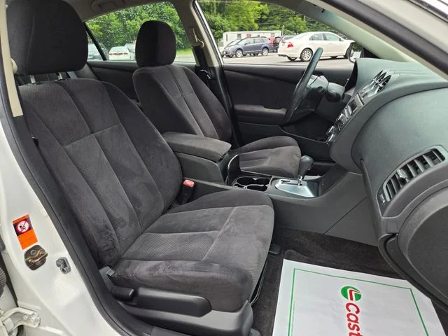 Used 2009 White Nissan 2.5 S image 21