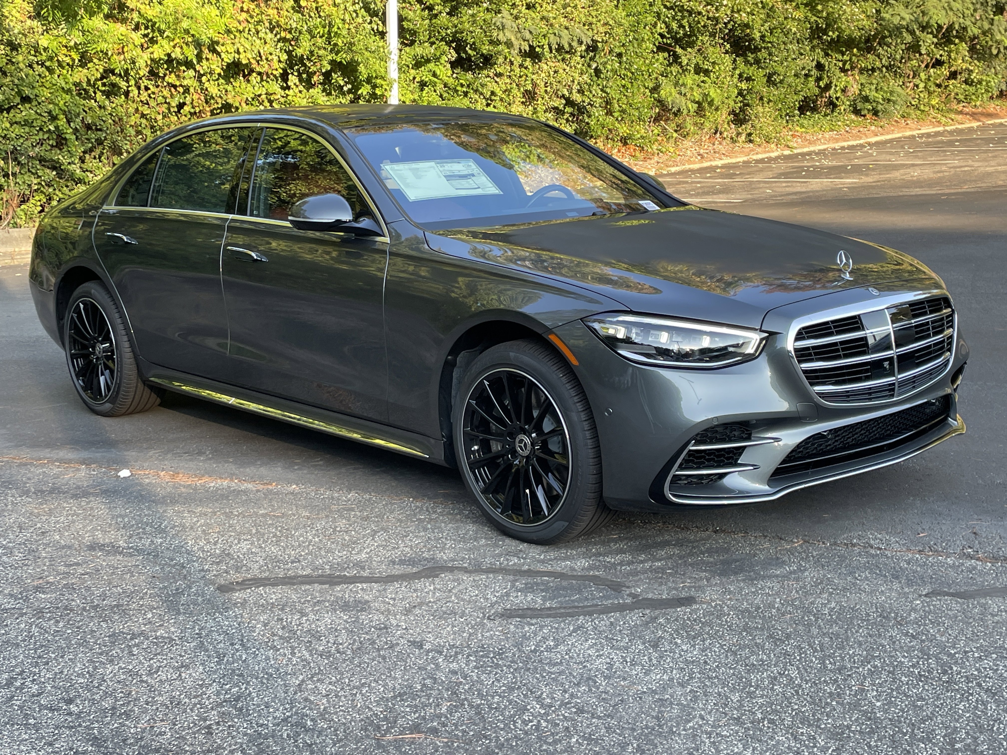 New 2026 MANUFAKTUR Signature Graphite Metallic Mercedes-Benz S 580 4MATIC® Sedan image 4