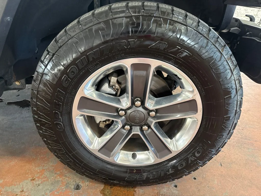 Used 2020 Granite Crystal Metallic Clearcoat Jeep Unlimited Sahara image 10