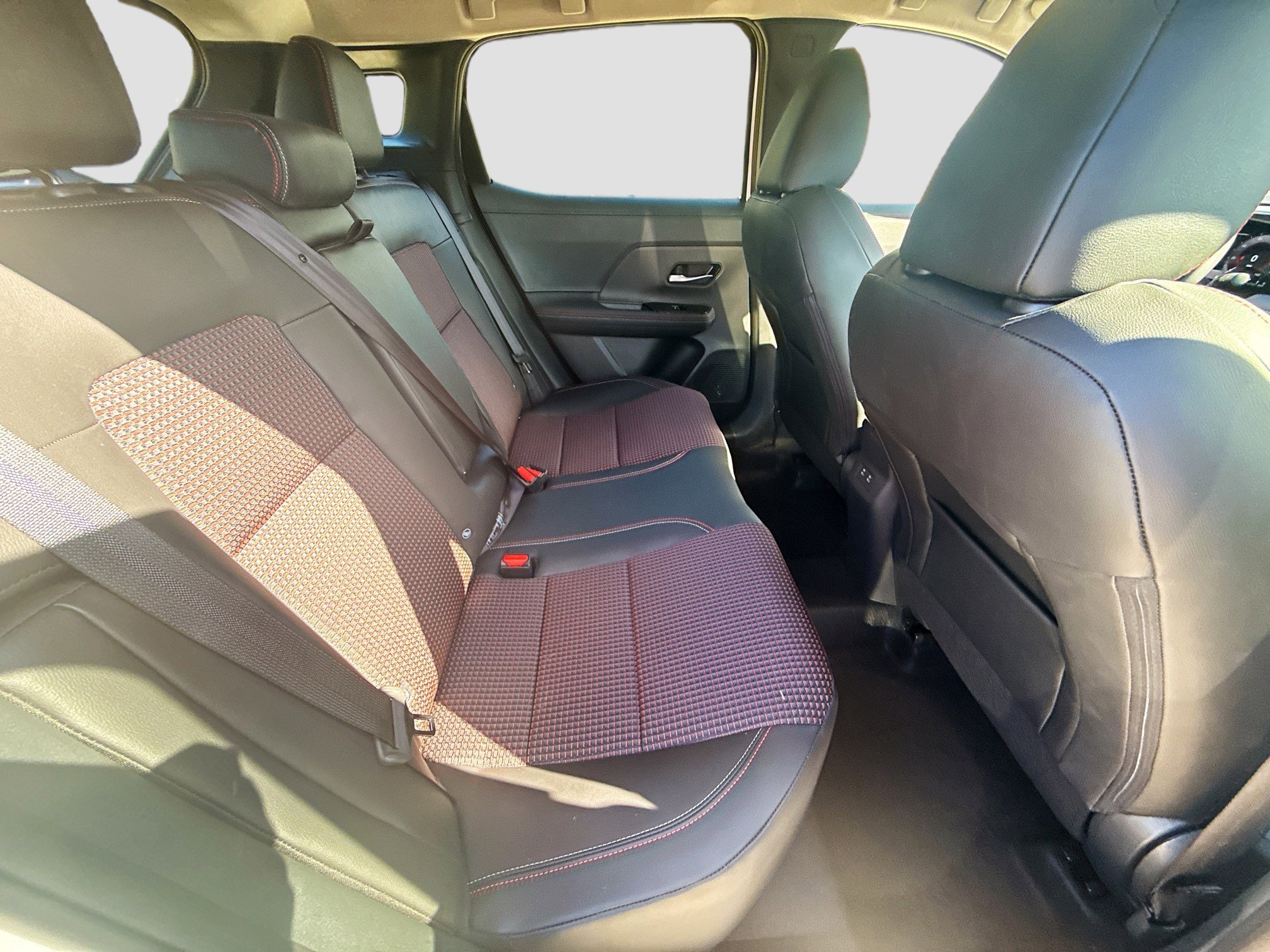 Used 2025 Aspen White Tricoat Nissan SR image 27