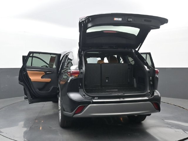 New 2026 Midnight Black Metallic Toyota Platinum image 36