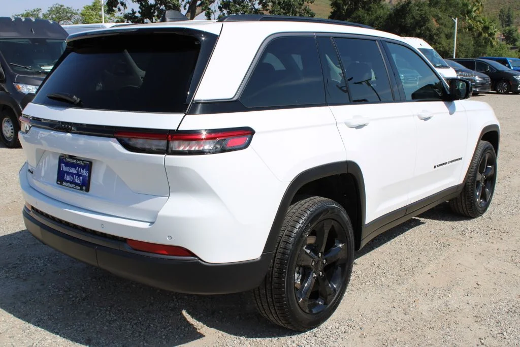 New 2026 Bright White Clear-Coat Exterior Paint Jeep Limited image 4