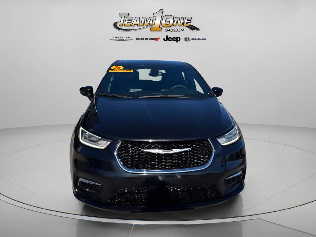 Used 2025 Diamond Black Crystal Pearlcoat Chrysler Select image 2