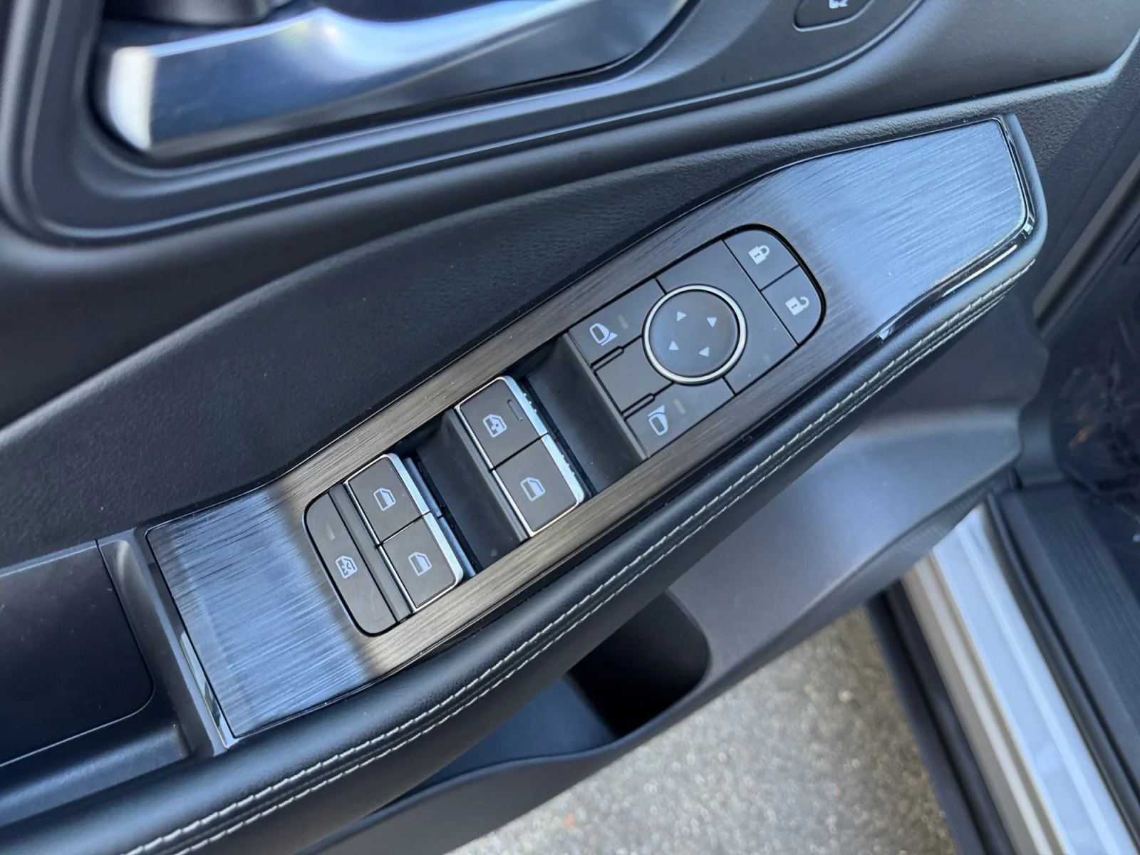 Used 2025 Champagne Silver Metallic/Super Black Nissan SL image 30
