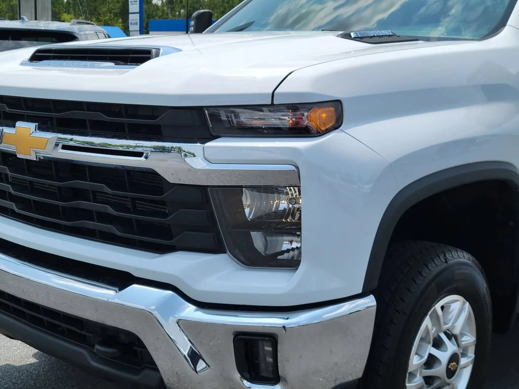 Used 2025 Summit White Chevrolet LT image 9