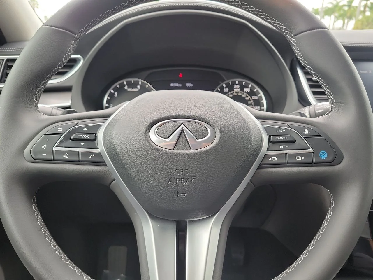 Used 2023 White INFINITI LUXE image 32