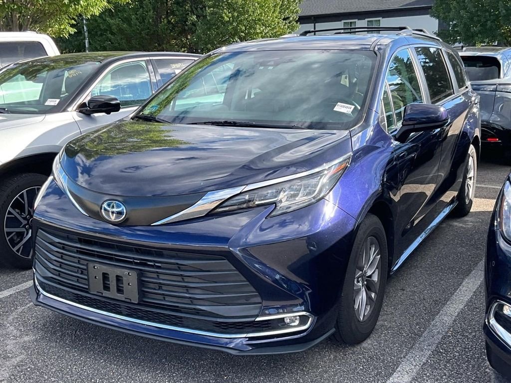 Used 2022  Toyota XLE image 3