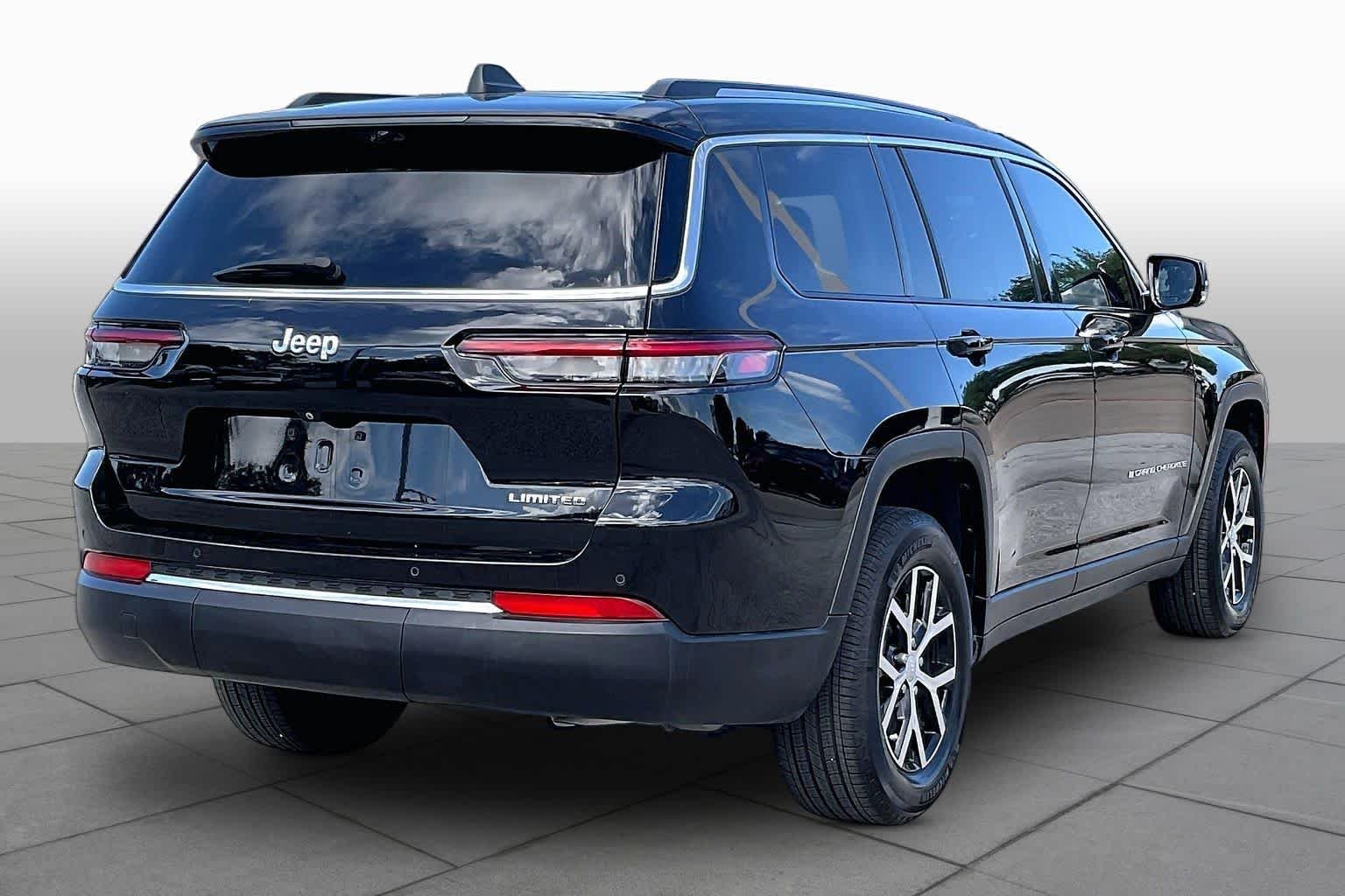 Used 2024 Diamond Black Crystal Pearlcoat Jeep Limited image 13