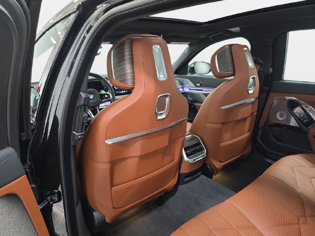 Certified Used 2025 Black Sapphire Metallic BMW 760i xDrive image 10