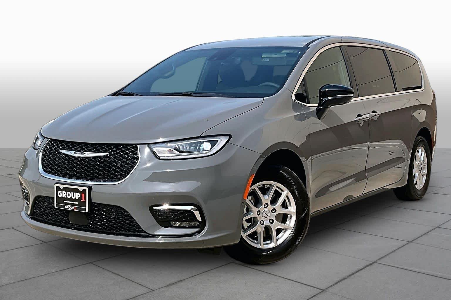 2025 Chrysler Pacifica Select's photo