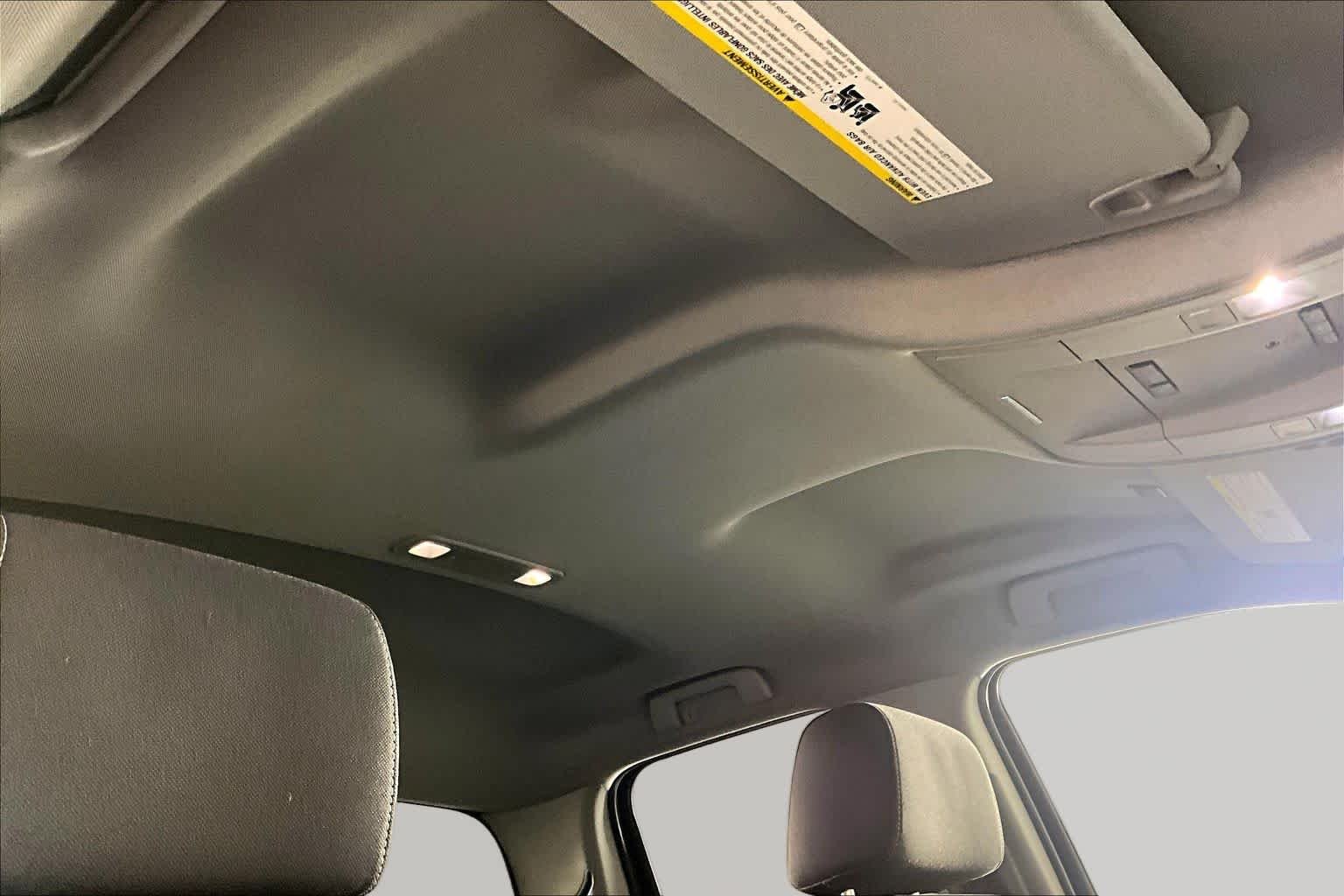 Used 2018 Cardinal Red GMC SLE image 14