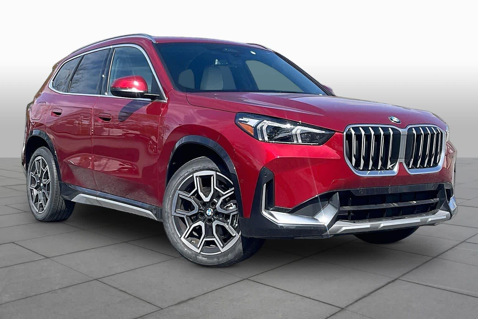 Used 2026 Vegas Red Metallic BMW xDrive28i image 2