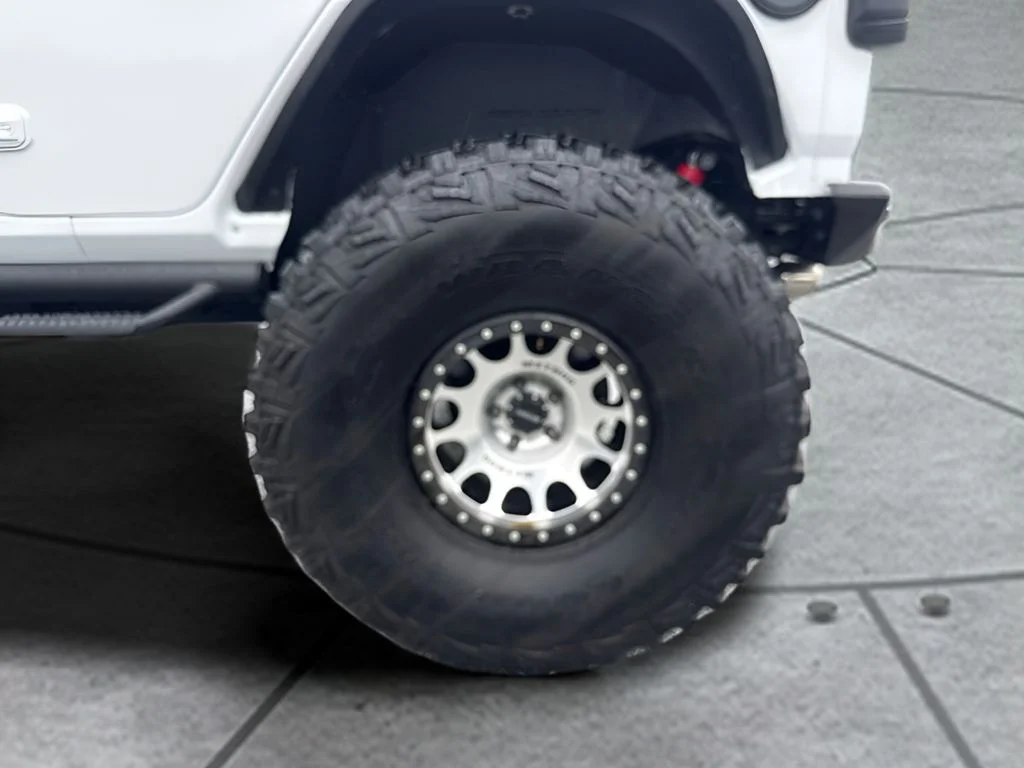 Used 2018 White Jeep Unlimited Sahara image 19