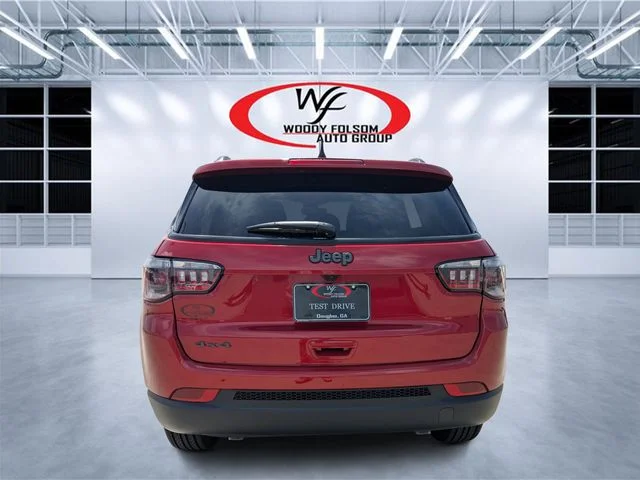 New 2026 Red Hot Pearl-Coat Exterior Paint Jeep Latitude image 4