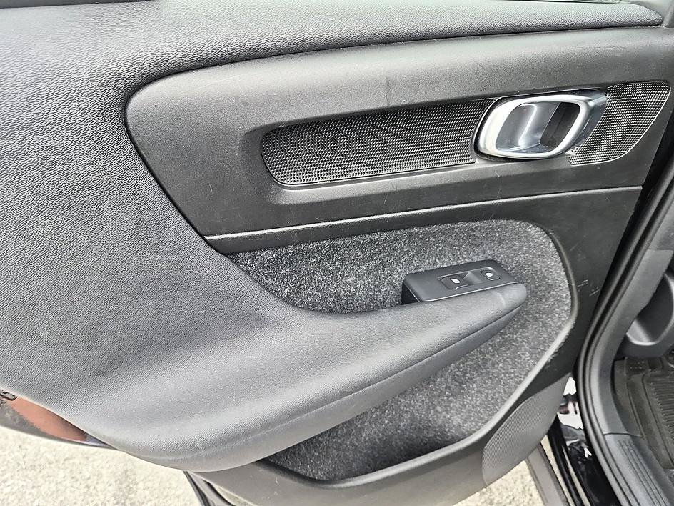 Used 2019  Volvo R-Design image 29