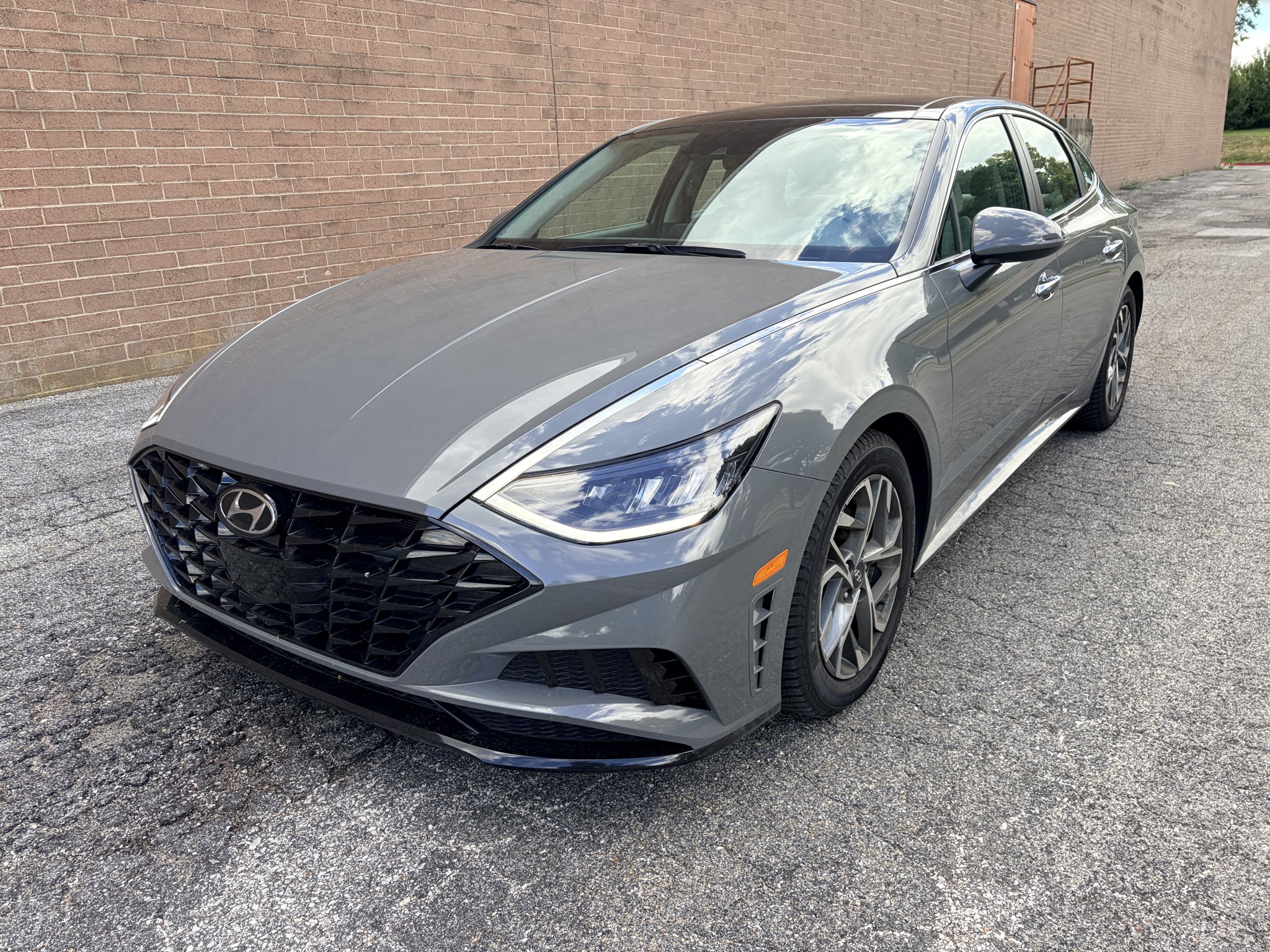 Used 2022 Hampton Gray Hyundai SEL image 1