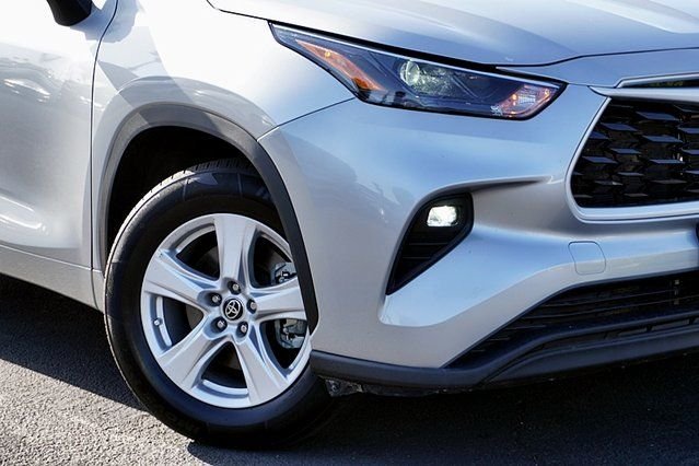 Used 2025 Silver Toyota LE image 3