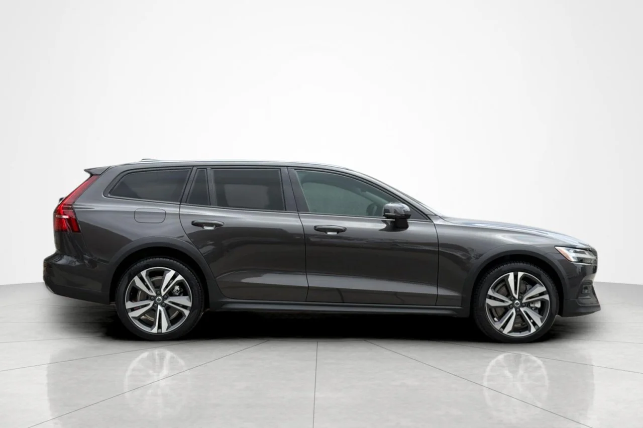Used 2025 GREY Volvo Plus image 6
